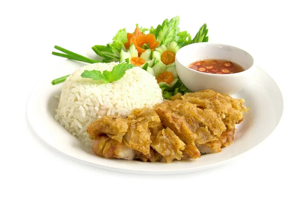 사람들은 바삭바삭 닭고기 오이를 곁들인 태국의 스타일 — 스톡 사진