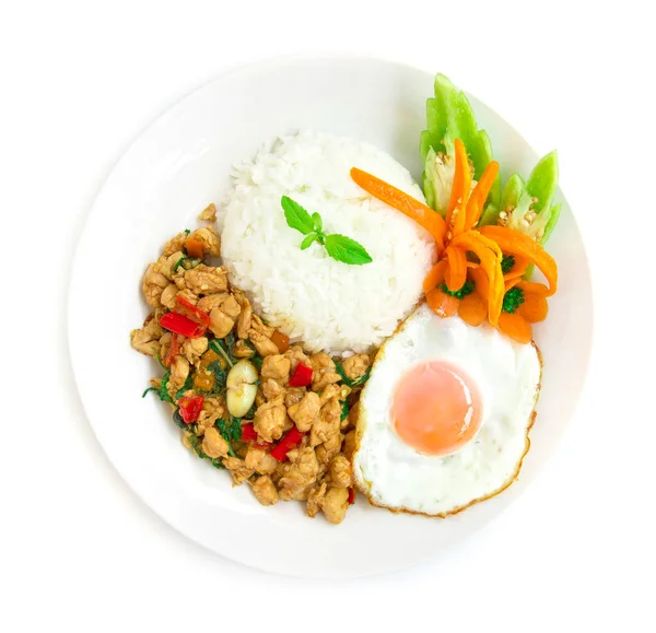 Tayland yemeği. Kızarmış tavuk baharatlı ve Tayland fesleğeni. Pirinç ve kızarmış yumurta ile servis ediliyor.