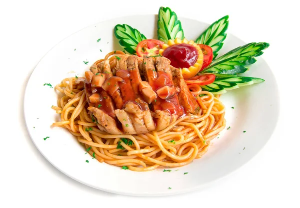 Spagetti Bolognai Paradicsommártással Grill Sertés Szelet Díszíteni Faragott Uborka Bőr — Stock Fotó