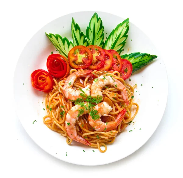 Spaghetti Bolognese Mit Tomatensauce Und Garnelen Schmücken Geschnitzte Gurken Und — Stockfoto