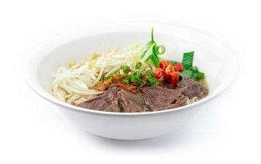 Pirinç Noodles with Clear Soup (Pho) Vietnam Gıda Tarzı. Dilimlenmiş lahana, sebze ve oyulmuş kırmızı biber ile süslenmiş.