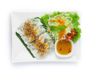 Pirinç unlu Rolls Rolls Doldurulmuş domuz eti ve yeşil soğanlı Vietnamlı domuz soslu tatlı soslu Vietnam yemeği stili oyulmuş sebzeler ve kırmızı biberli sağlıklı yiyeceklerle süslenmiş.