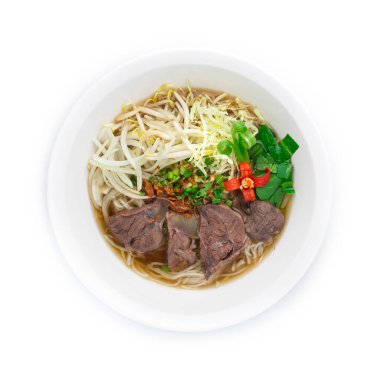 Pirinç Noodles with Clear Soup (Pho) Vietnam Gıda Tarzı. Dilimlenmiş lahana, sebze ve oyulmuş kırmızı biber ile süslenmiş.