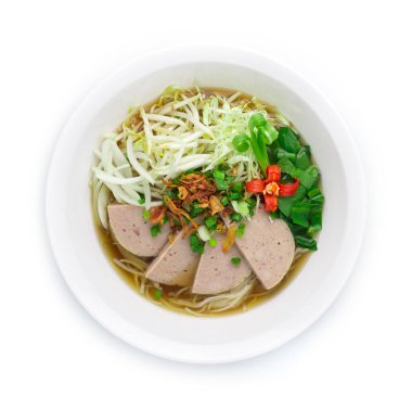 Vietnam Pork Soslu Pirinç Eriştesi (Pho) Vietnam Gıda Tarzı. Dilimlenmiş lahana, sebze ve oyulmuş kırmızı biber ile süslenmiş.