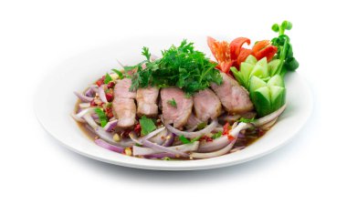 Baharatlı ızgara domuz eti salatası turşulu balık sosu ve soğan dilimi Tayland yemeği sıcak baharatlı salatalık, salatalık, domates ve sebze sosu.