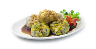 Çin soğanlı frenk soğanı ya da sarımsaklı sarımsaklı kremalı kek içinde Taro dilimi ve mısır buğulamalı tatlı siyah soya soslu Çin yemeği.