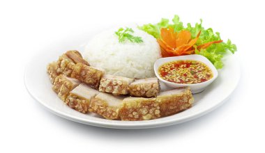 Pilavlı gevrek domuz eti (Çıtır Göbek Pork) Biber sosuyla servis edilir. Asya yemekleri, sebzeler, havuç dilimleri.