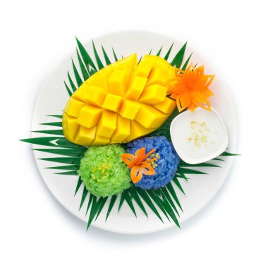 Yapışkan Pilavlı Mango (Pandan 'dan gelen yeşil renk & Kelebek Bezelyesi' nden mor renk) Hindistan cevizi sütü sosu Thai Tatlı Tabağı süsü ile oyulmuş havuç üst görünümü ile süslenmiş