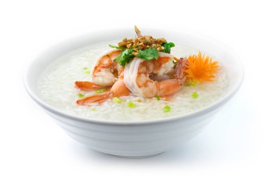 Pirinç lapası karidesle kaynatılmış Maincorse Thai yemek füzyon stili Çin yemeği karışımı oyulmuş havuç ve sebze pirzolası, çıtır sarımsaklı yan manzara.