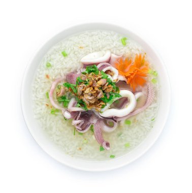 Pirinç lapası kalamar pirzolası ile kaynatılmış Maincorse Thai yemek füzyon stili Çin yemeği karışımı oyulmuş havuç ve sebze pirzolası, çıtır sarımsaklı üst manzara.