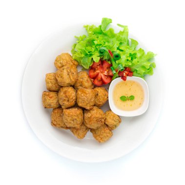 Kızarmış tavuk köftesi, Asya yemeği Tayland usulü erik, tatlı biber sosu oyulmuş sebzeler ve oyulmuş kırmızı biber.