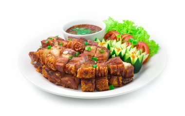 Kızarmış domuz pirzolası acılı baharatlı soslu salatalık oymalı sebze servis edildi. Asya Gıda füzyon kenar görünümü