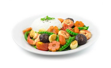 Karidesli Kızarmış Kar Bezelyeleri (Karidesli Karidesler), oyulmuş havuç, mısır şalı ve sarımsaklı pirinçle karıştırılmış susam ve nane şekeri (Thua Lantao Phat Kung) Asya yemeği ve Tayland yemeği füzyon tarzı yan görünüm hazırladı