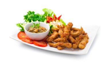 Biber salamuralı kızarmış domuz eti. Tayland yemeği füzyon stili. Salatalık, patlıcan, acı biber ve kişniş otuyla süslenmiş.