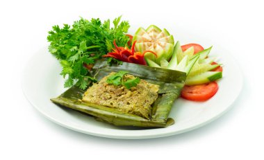 Tayland yemeği Kuzey usulü ızgara baharatlı baharatlı baharatlı baharatlı acılı biber oyulmuş salatalık, patlıcan, acı biber ve kişniş otuyla süslenmiş.