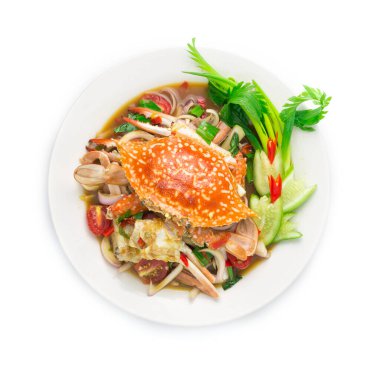 Baharatlı Salata Haşlanmış Mavi Yengeç ve sebze, Salamura Balık Soslu soğan Sıcak Baharatlı Baharatlı Tayland Yemeği Füzyon stili oyulmuş salatalık, acı biber ve taze soğan manzarası