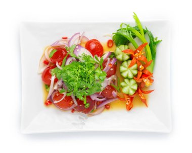 Sebzeli baharatlı yumurta sarısı, acılı baharatlı Tayland yemeği füzyon stili oyulmuş salatalık, acı biber ve taze soğan üst görünümü.