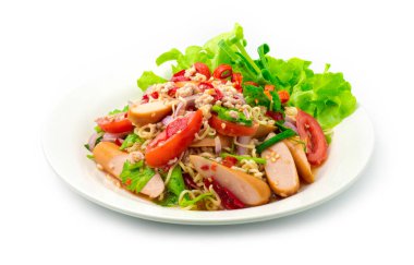 Baharatlı Salata Anında Pork Saucesage ve Kıymalı Pork, Sebze, Acılı Baharatlı, Lezzetli Tayland Yemeği Füzyon stili oyulmuş salatalık, acı biber ve taze soğan manzaralı erişte.