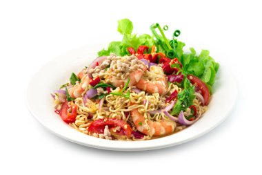 Baharatlı Salata Anında Karides ve Kıymalı Pork, Sebze, Acılı Baharatlı Tayland Yemeği Füzyon stili oyulmuş salatalık, acı biber ve bahar soğan manzaralı