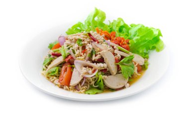 Baharatlı Salata Anında Erişte Vietnam Domuz Sosu ve Kıymık, sebze, Sıcak Baharatlı Tayland Yemeği Füzyon stili oyulmuş salatalık, acı biber ve bahar soğan manzaralı