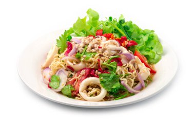 Baharatlı Salata Anında Erişte Kalamar ve Kıymalı Domuz Kıymalı, Sebze, Acılı Baharatlı, Lezzetli Tayland Yemekleri Füzyon stili oyulmuş salatalık, acı biber ve bahar soğan manzaralı