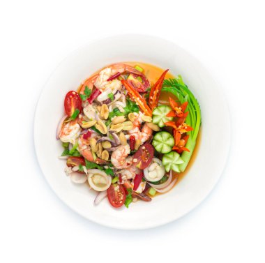 Baharatlı Salata Kalamarları Karides Deniz Ürünleri malzemesi ve Kıymalı Domuz Kıyması, sebze, Acılı Baharatlı Tayland Yemeği Füzyon stili oyulmuş salatalık, acı biber ve taze soğan manzarası.