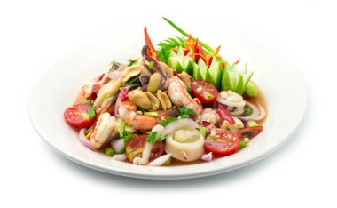 Baharatlı salata, karides ve kıymalı domuz eti, sebze, Acılı Baharatlı Tayland yemeği füzyon stili oyulmuş salatalık, acı biber ve taze soğan manzaralı.