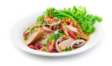 Baharatlı Salata Vermicelli Eriştesi Pork Soslu ve Kıymalı Domuz Kıymalı, Sebze, Acılı Baharatlı, Lezzetli Tayland Yemekleri Füzyon stili oyulmuş salatalık, acı biber ve taze soğan manzaralı
