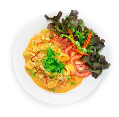 Kızarmış kalamar ve tuzlu yumurta sarısı Tayland yemeği füzyon stili oyulmuş kırmızı biber, taze soğan ve yeşil meşe salatası.