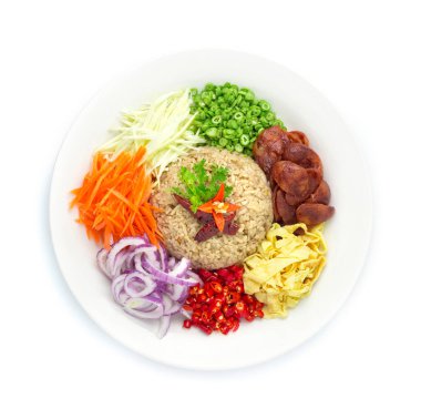 Karides ezmesi ya da pirinç karışımı kırmızı soğan, fasulye, mango, sahanda yumurta, Tayland yemek stili füzyon süsü oyulmuş sebzelerle süslenmiş beyaz arka planda izole edilmiş.