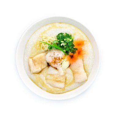 Asyalı Congee Fish Seabass, haşlanmış yumurtalı pirinç lapası zencefil ve pirzola, kişniş Thai otu servis edildi. Asya Yemekleri kahvaltısı oyulmuş havuç ve taze soğanla süslenir.