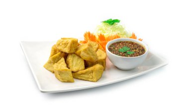 Kızarmış Tofu Vejetaryen Yemekleri yanında tatlı biber sosu, fıstık ezmeli aperatif, Çin yemeği ve Tayland yemeği karışımı lahana pirzolası ve oyulmuş havuçla süslenmiş. 