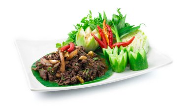 Baharatlı Kıymalı Domuz Salatası Baharatlı Baharatlı Sebze Tayland Yemeği Kuzey Tarzında popüler Salatalık ve sebzelerle süslenmiş