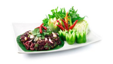 Baharatlı Çiğ Kıymalı Biftek Salatası Baharatlı Baharatlı Sebze Tayland Yemeği Kuzey Tarzı Popüler Salatalık ve sebzelerle süslenir