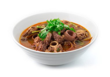 Baharatlı Çorba Salatası ve Baharatlı Sebze Salatası. Körili baharat. Kuzey usulü Tayland Yemeği.