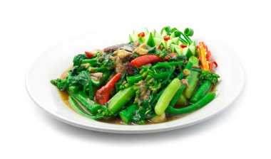 Kızarmış Çin lahanasını tuzlu balık uskumrusuyla karıştır lezzetli Tayland yemeği Çin yemeği karışımı oyulmuş salatalıklı sebzelerle süsle