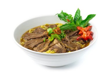 Çin sebze çorbasında haşlanmış biftek (kuay taiw nuae toon) Tayland yemeği yemeği. Sebze stili manzaralı dekore edilmiş.