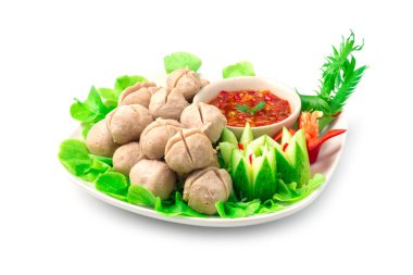 İçinde baharatlı sosla haşlanmış domuz köftesi acılı biberle süslenmiş Tayland yemeği aperatifi baharatlı Tayland tarzı yan manzara.