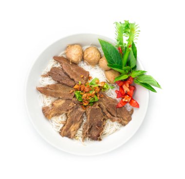 Vermicelli Eriştesi, çorbasız haşlanmış biftek (kuay taiw nuae toon) Tayland yemeği, sebze stili üst görünüm ile dekore edilir.