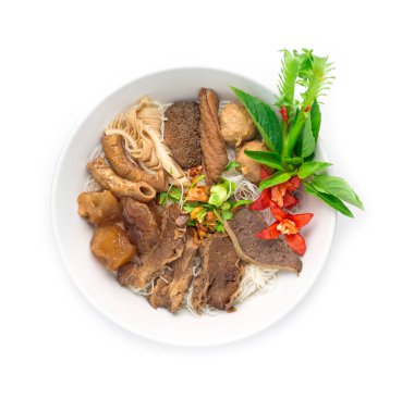 Vermicelli Noodles ile haşlanmış yahnili biftek çorbasız (kuay taiw nuae toon) Tayland yemeği tabağı sebze stili üst görünüm ile dekore edilir