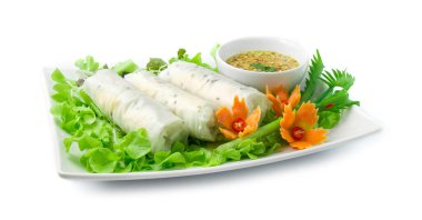 Taze balık ve yumurtalı börek yanında sebze yanında tatlı soslu Vietnam yemeği oyulmuş sebzelerle süslenmiş sağlıklı yemekler güzel yan manzara.