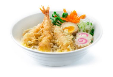 Tempura Ramen (ebi) Kremalı domuz çorbası ile kızartılmış karides Fukuoka Japon yemek stili haşlanmış yumurta süslemesi servis edilir.