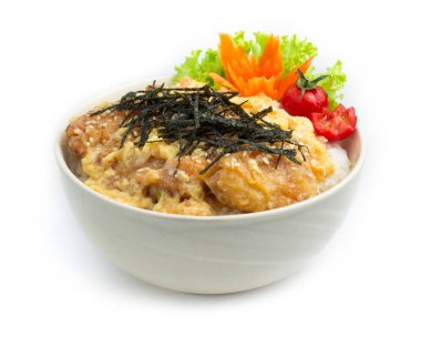 Tonkatsu Donburi, yumurta Kutsudon bol yağda kızartılmış domuz pirzolası pirinç tarifi dilimlenmiş deniz yosunuyla servis edilen Japon yemek tarifi oyulmuş havuç ve sebze.
