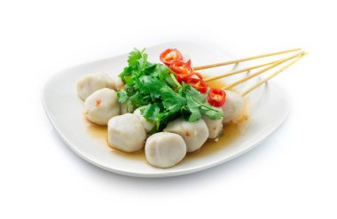 Bambu çubuklarıyla buharda pişirilmiş balık köfteleri baharatlı baharatlı sos ve kişniş soslu Tayland pirzolası iyi lezzet biberli aperatif baharatlı yan manzara