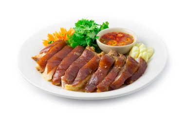 Haşlanmış domuz budu pirzolası. Tatlı kahverengi soslu Çin yemeği. Çin bitkisi. Acı biber, sarımsak ve Çin lahanası ile servis ediliyor.