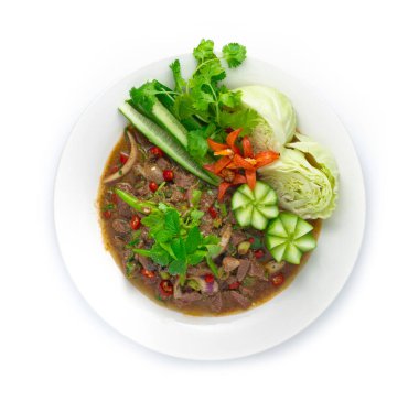 Biftek dilimleri olgun baharatlı salata Kuzeydoğu Tayland usulü pişirme yan yemekleri oyulmuş sebzelerle süsleyin.