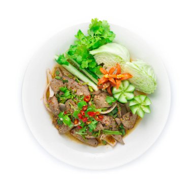 Domuz ciğeri Dilimleri Baharatlı Salata Kuzeydoğu Tayland usulü. Yan yemeği oyulmuş sebzelerle süsleyin.