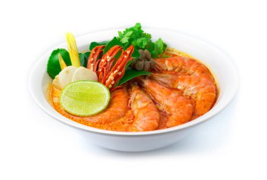 Baharatlı karides (Tom Yum Goong) Hindistan cevizi sütüyle pişirme ve Tayland bitkisi baharatlı baharat füzyon stili oyulmuş acı biber ve Tayland bitkisi yan görünümü