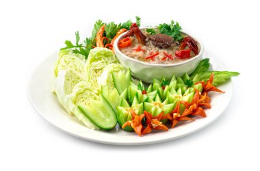 Acı biber ezmeli soya fasulyesi ve hindistan cevizi sütlü çamur yengeci. Sebzelerle servis edilmiş. Tayland yemekleri baharatlı tabak manzarası