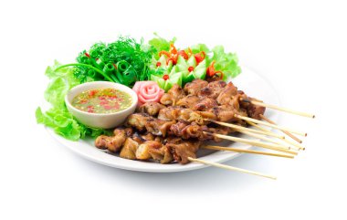 Bambu çubuklu ızgara domuz bağırsağı Tayland yemeği kuzeydoğu aperatifi baharat sosu, oyulmuş sebze, salatalık, acı biber ve zencefil turşusu.